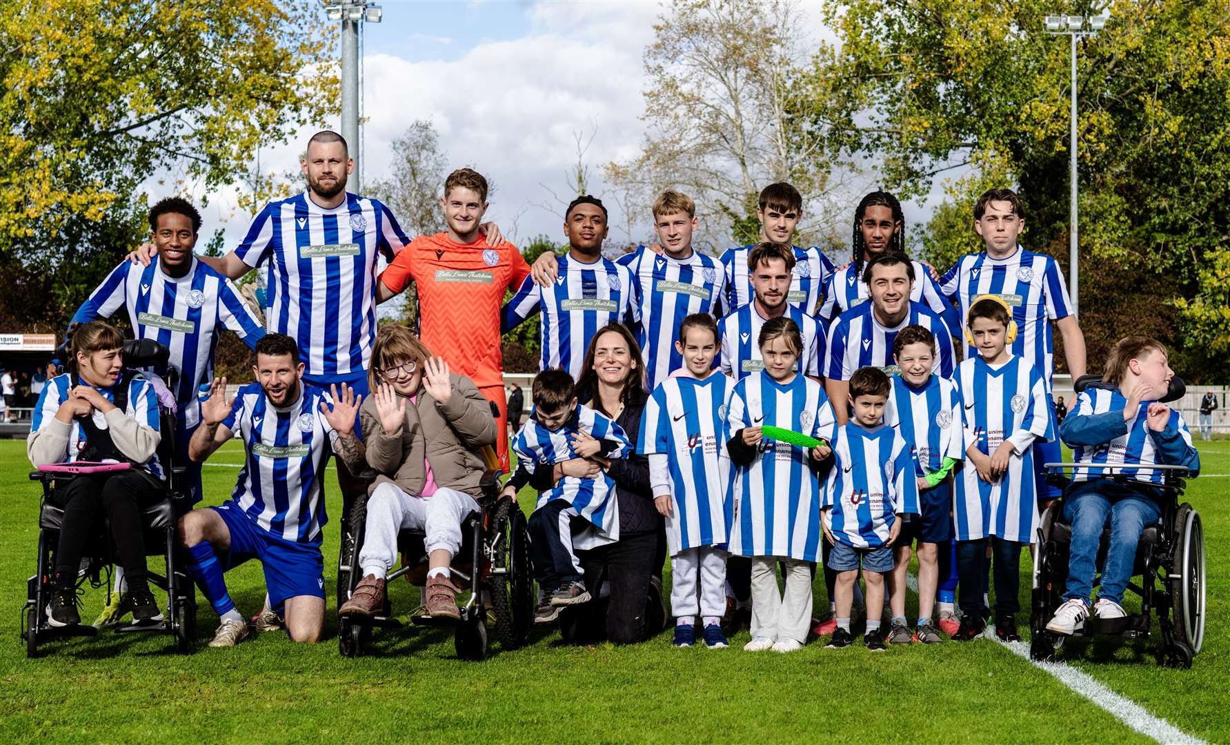 Thatcham FC team photo with the children