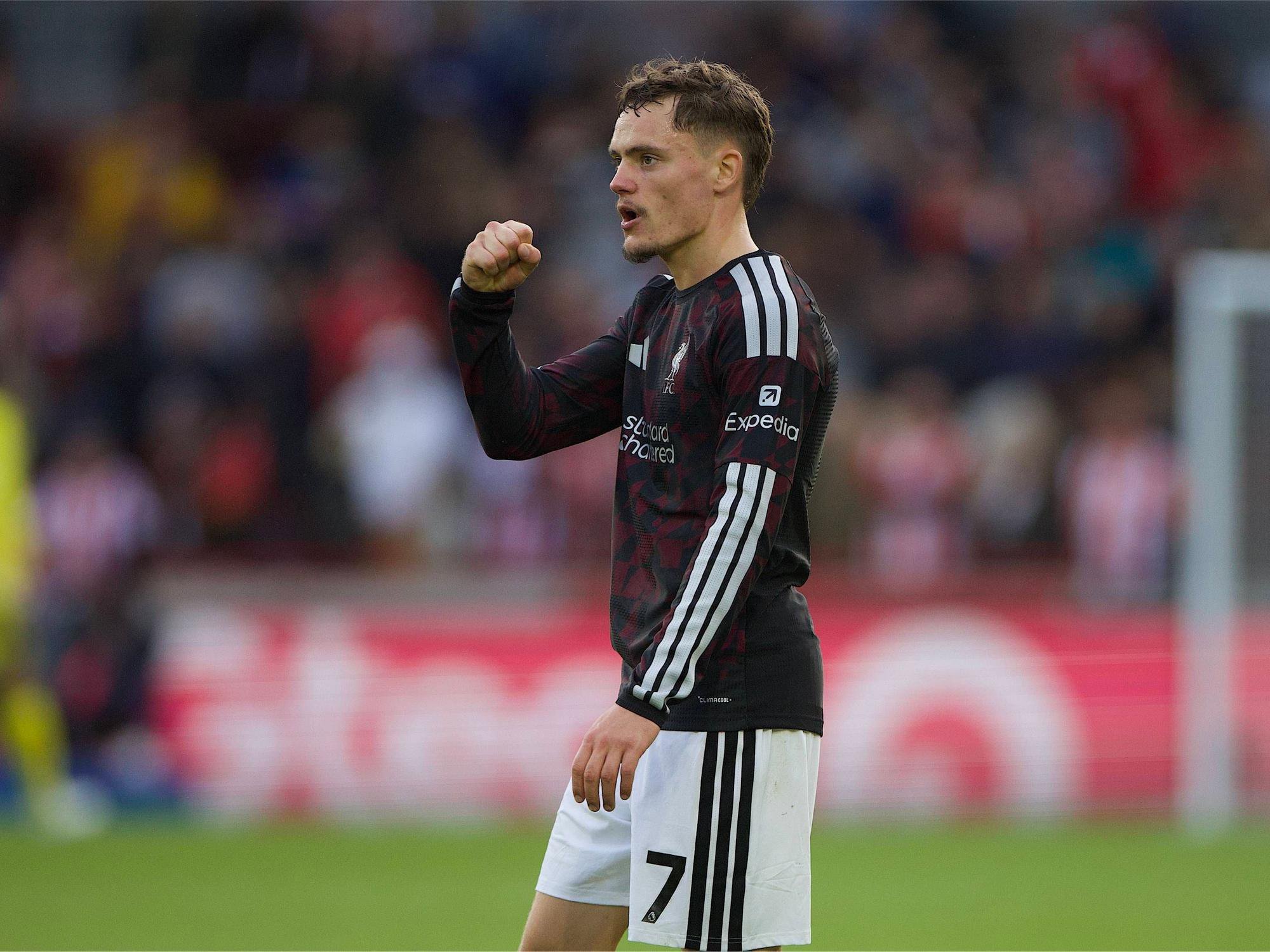 Florian Wirtz ballt die Faust nach dem Sieg gegen Brentford.