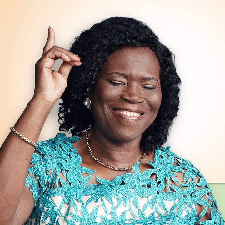 L Humilite Precede La Gloire Selon La Bible Simone Ehivet Gbagbo dans un moment de prière - Opera News