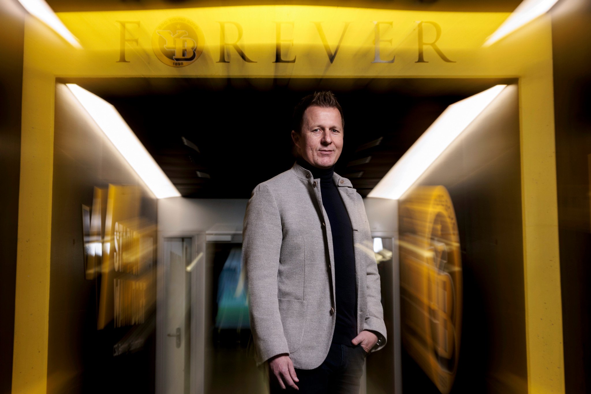 Christoph Spycher, Delegierter Sport von YB, posiert im Stadion Wankdorf unter dem goldenen Schriftzug «Forever».