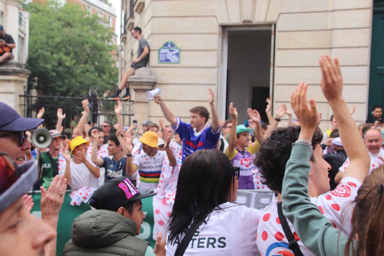Avant le passage des coureurs à la rue Lepic (18e), le public a donné de la voix dans une ambiance festive. 