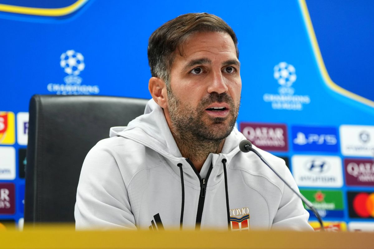 ROTTERDAM, NETHERLANDS - OCTOBER 13: Coach Cesc Fabregas of Como 1907 talks during the press conference ahead of the UEFA Champions League 2026/27 League Phase MD2 at Stadion Feijenoord on October 13, 2026 in Rotterdam, Netherlands. (Photo by Yannick Verhoeven/Newhouse Media/MB Media/Getty Images)