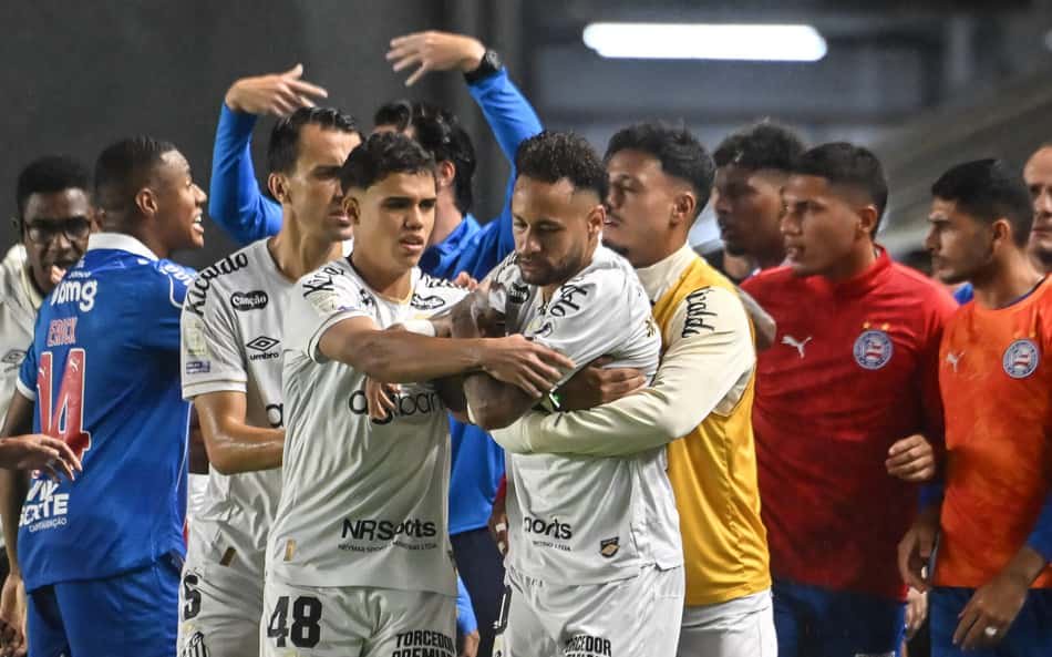 Neymar recebeu cartão vermelho do árbitro durante partida contra o Bahia - (Foto: Jota Erre/AGIF/Folhapress)