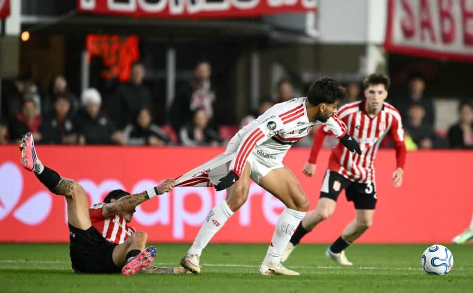 Lucas Paqueta e Alexis Castro em puxão durante Estudiantes e Flamengo