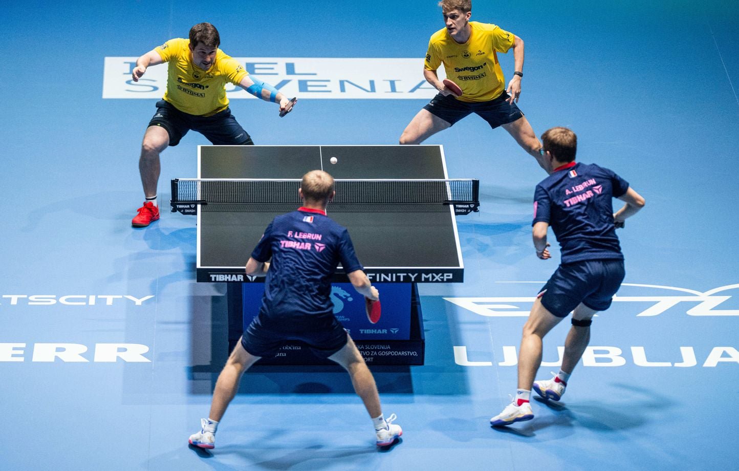 Les frères Alexis et Félix Lebrun (en bas de l'image) ont été sacrés champions d'Europe en double grâce à leur victoire contre la paire suédoise Kristian Karlsson - Anton Källberg, le 17 octobre 2026 à Ljubljana.