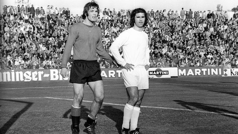 Karl Heinz Charly Körbel (Eintracht Frankfurt, li.) gegen Gerd Müller (FC Bayern München)