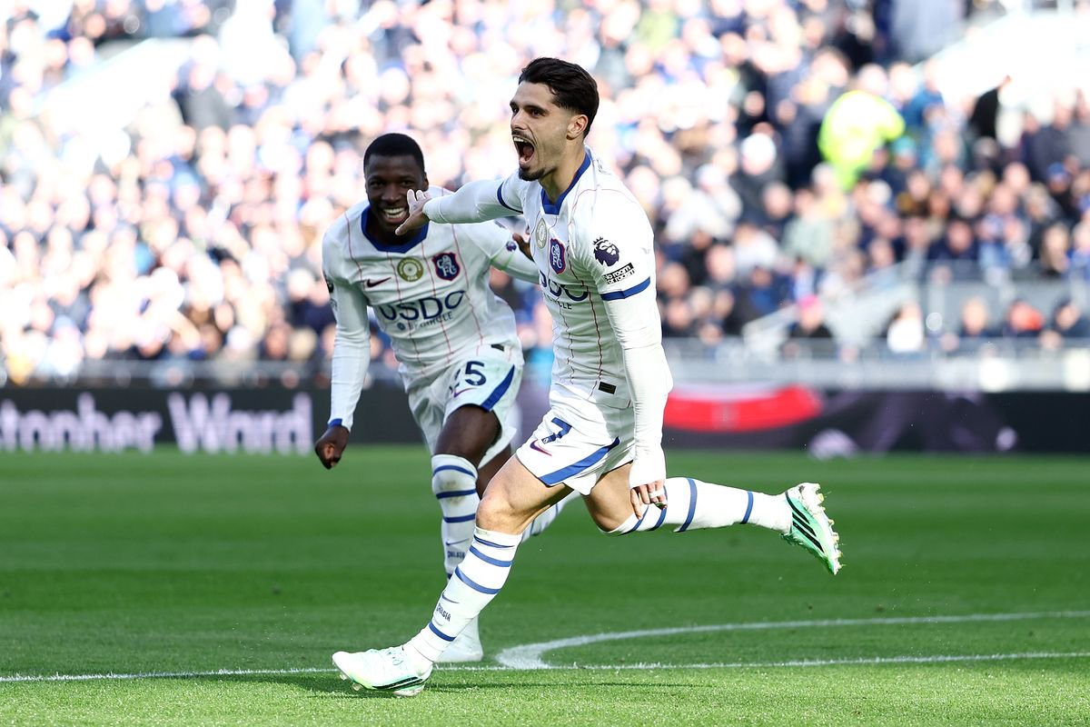 Pedro Neto scored both Chelsea goals as they left Everton with all three points