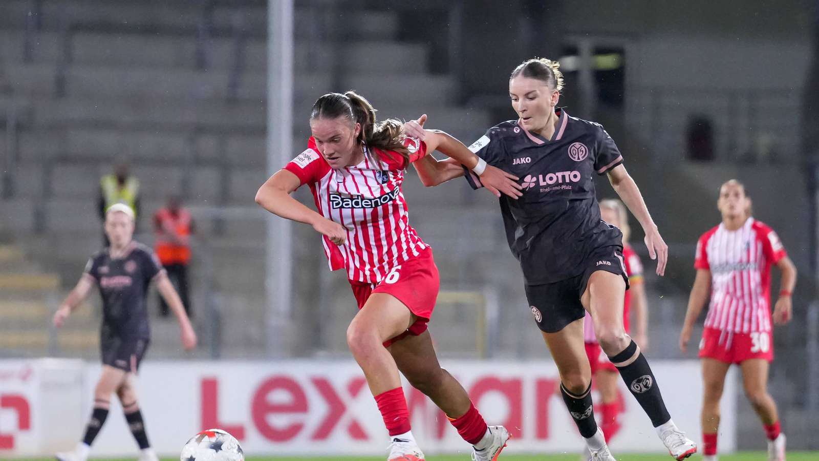 Abstecher in den Frauenbereich: Johanna Hebben spielt im September 30 Minuten erstmals für den SC Freiburg in der Bundesliga.