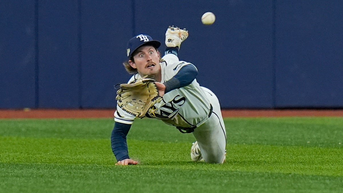 Jonny Deluca dives for ball