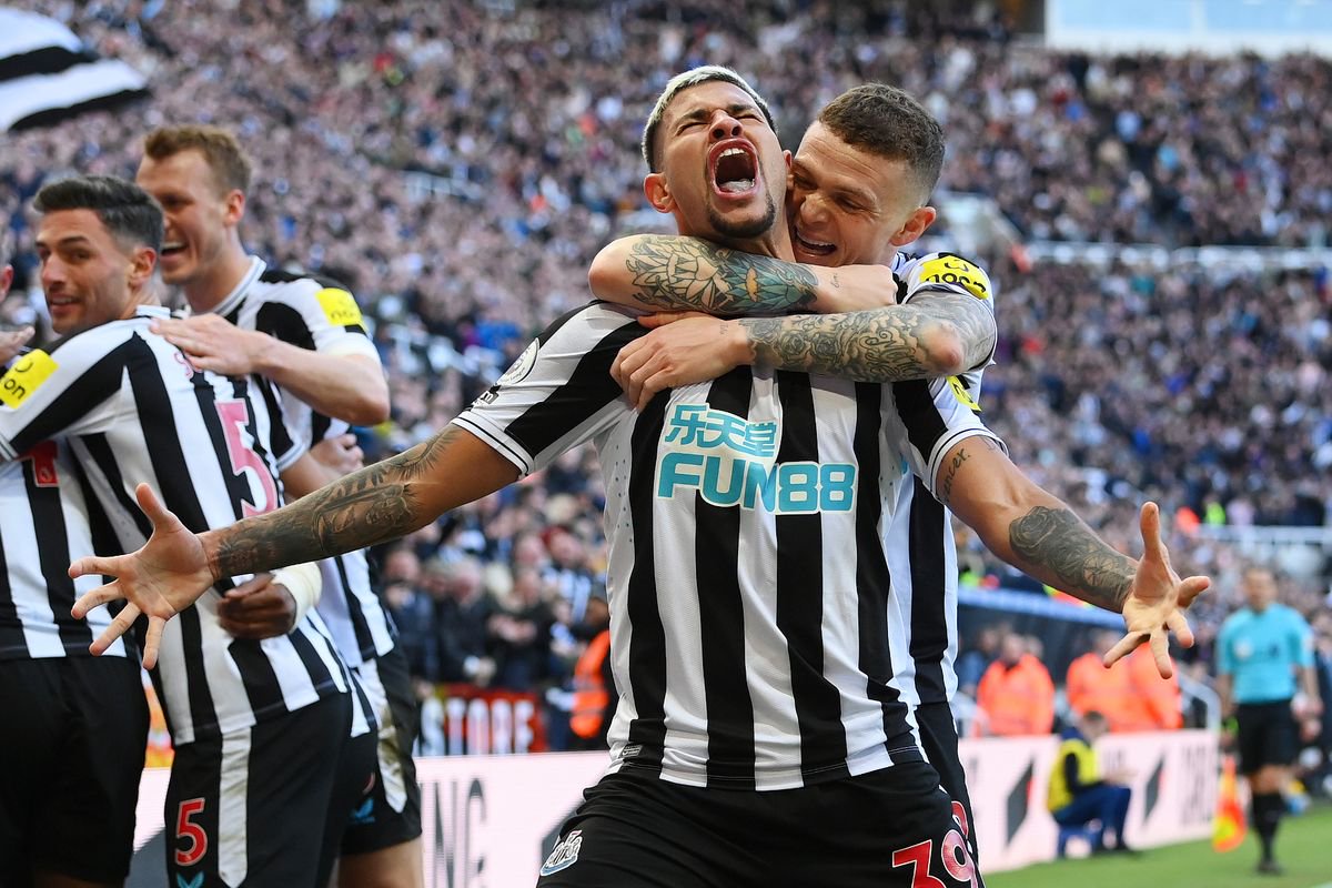 Bruno Guimaraes of Newcastle United celebrates with teammate Keiran Trippier 