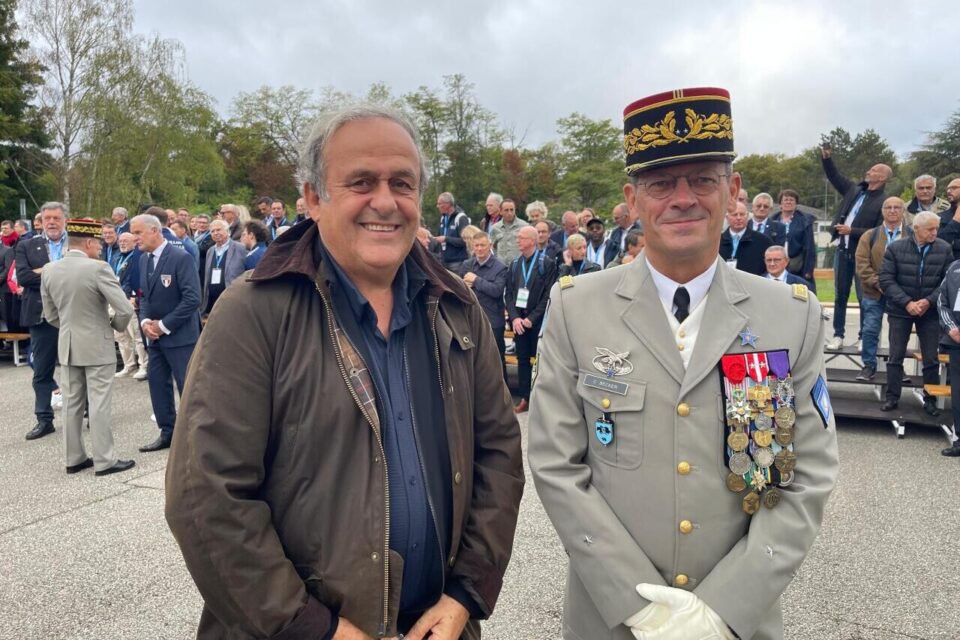 Michel Platini, passé par le bataillon de Joinville en 1975 est revenu à Fontainebleau pour célébrer les 70 ans de l'unité, ici avec le général Cyrille Becker, commandant de l'AMSD