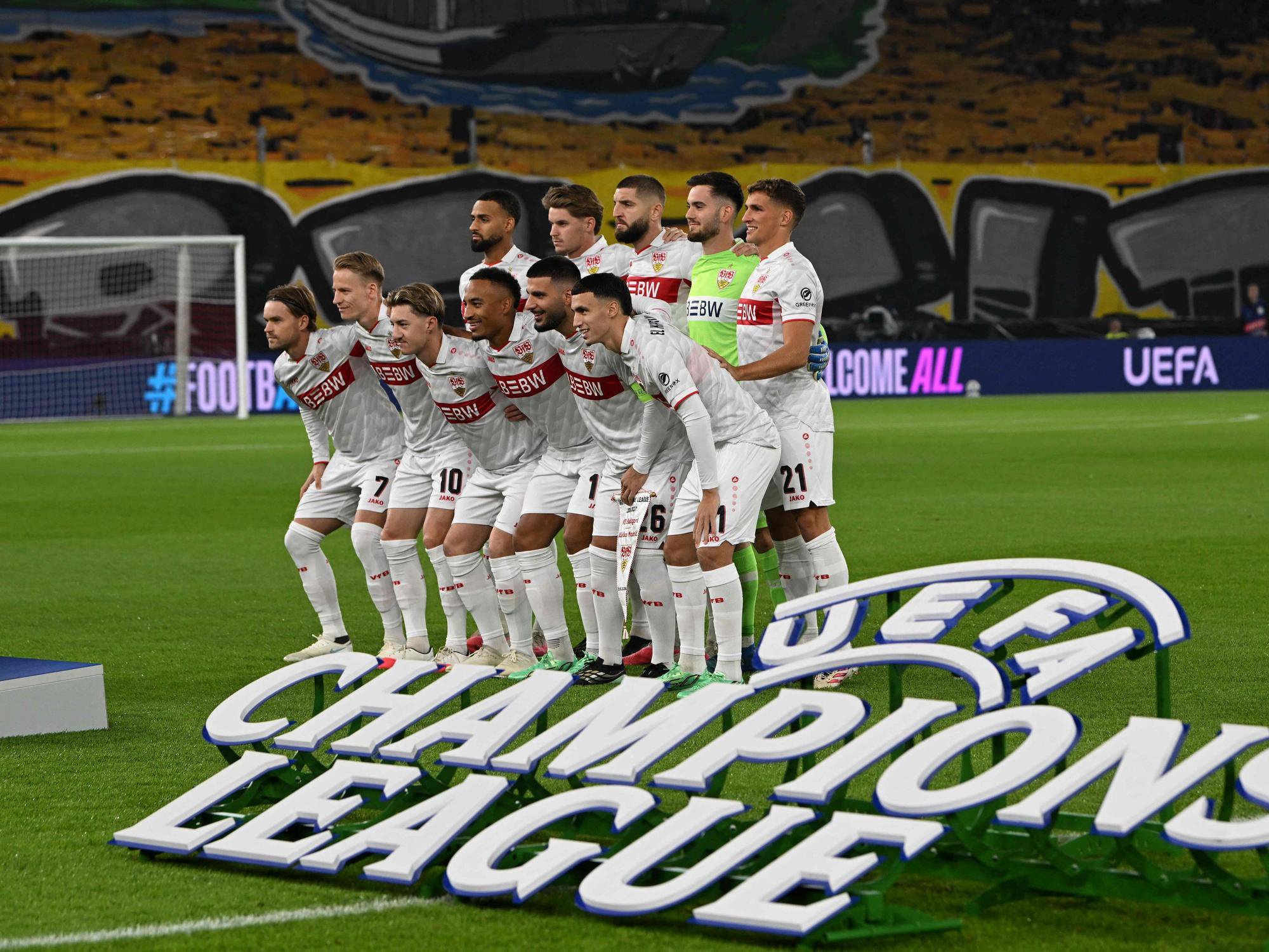 Die Stuttgart-Spieler stellen sich hinter dem Champions-League-Schriftzug für das Mannschaftsfoto auf.