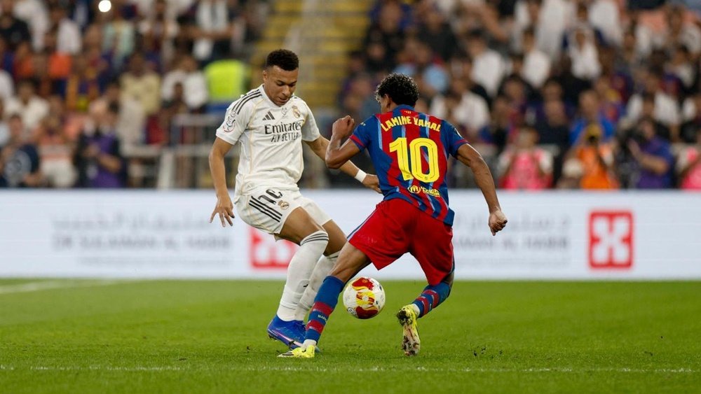 Kylian Mbappé (G) et Lamine Yamal (D) à la lutte pour le ballon lors de Barcelone-Real Madrid, finale de la Supercoupe d'Espagne 2025-26. EFE/Kai Försterling