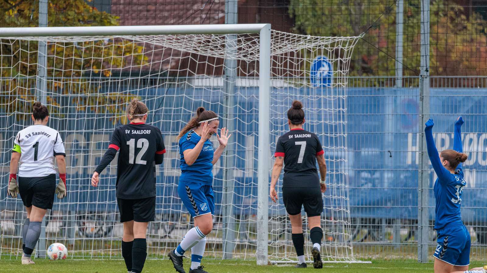 Die Geislinger Führung: Lina Biegel (r.) bejubelt zusammen mit Steffi Karamatic (3.v.r.) ihr Tor zum 1:0. Torfrau Lena Hafner , Elisabeth Oberhofer und Anna-Lena Hösl (v.l.) sind bedient.
