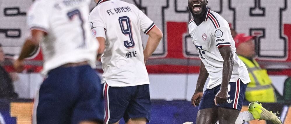Hat gut lachen: Bayern-Verteidiger Dayot Upamecano feiert sein Tor zum 1:0.