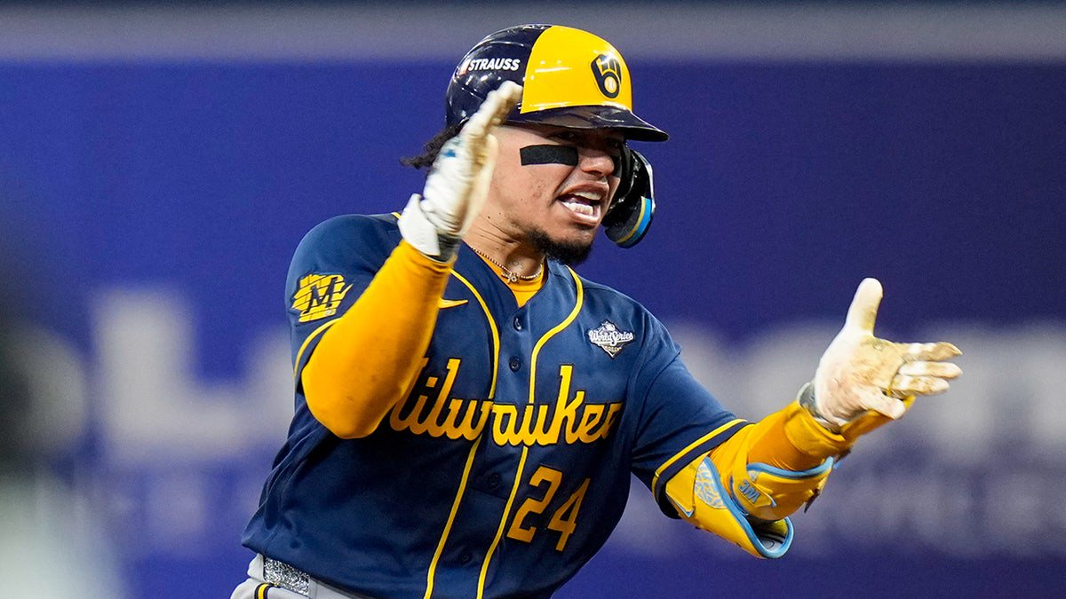 Williams Contreras reacts to hit