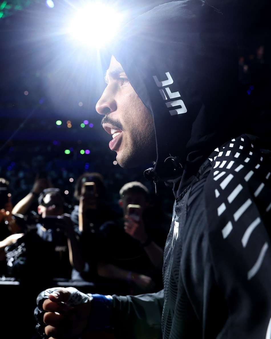 Carlos Prates antes de vitória sobre Jack Della Maddalena no UFC Perth (Foto: Reprodução/Instagram/UFC)