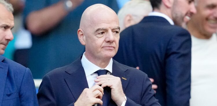 FIFA: Gianni Infantino demande pardon et agace