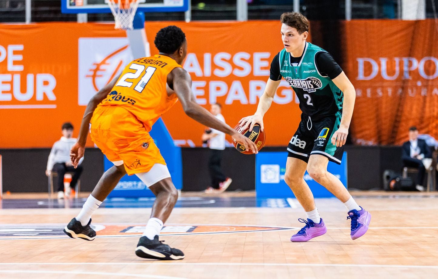 Dalil Hadi (à droite), qui participait ici en février 2024 à un match de Coupe de France entre l'Elan Béarnais et Gravelines-Dunkerque, s'est illustré d'une sacrée manière loin des parquets cette semaine.