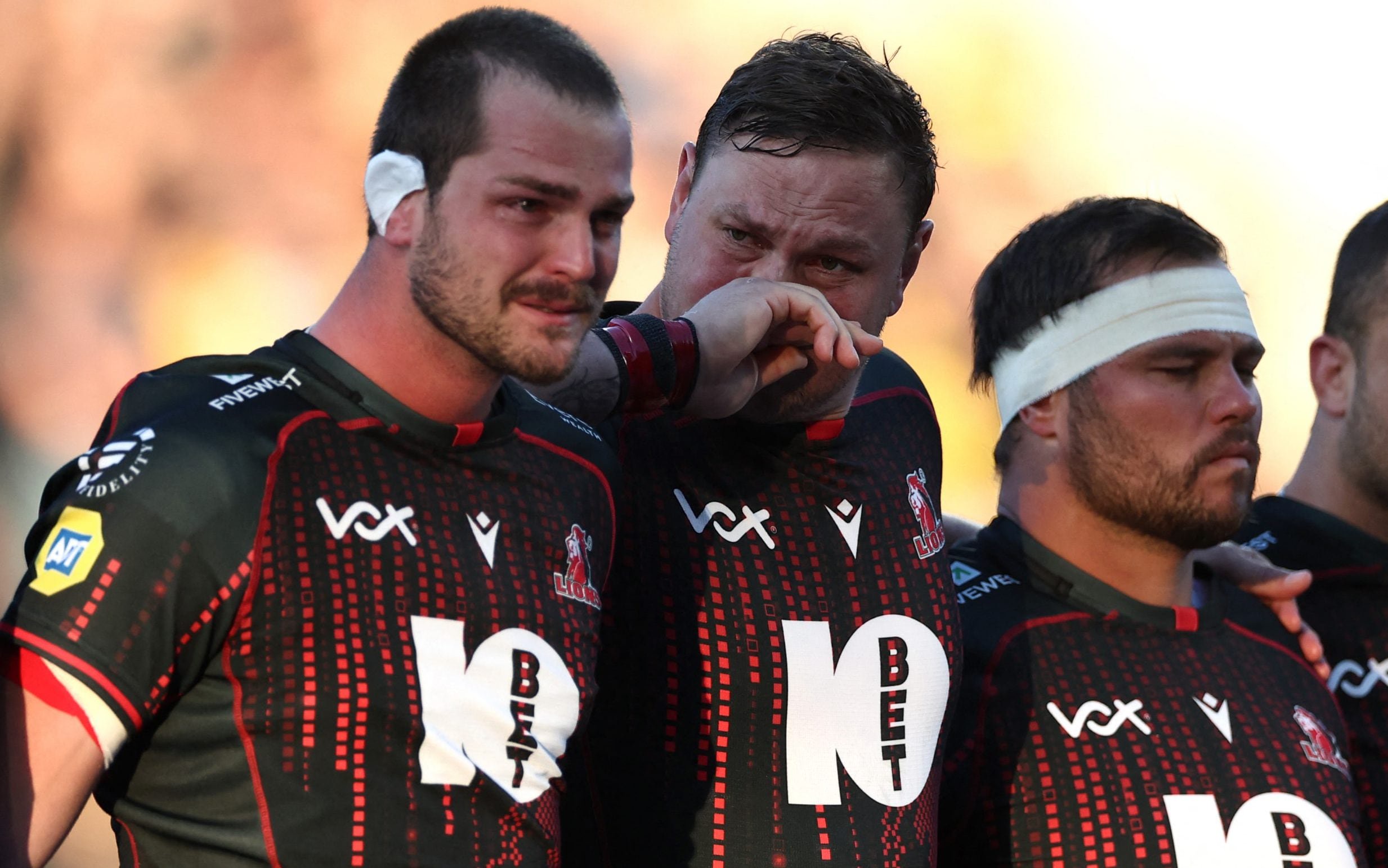 Lions players observe a minute's silence in honour of their team-mate Hyron Andrews before their match against La Rochelle