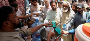 Hundreds treated for heatstroke in Pakistan as country faces severe heat wave