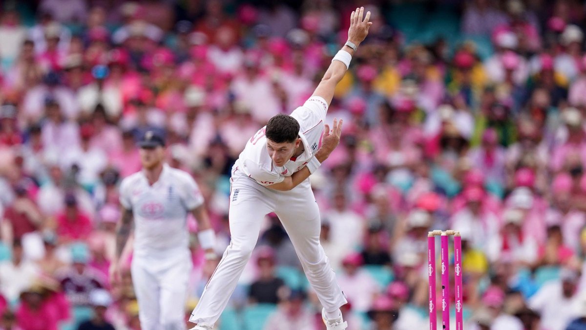 Matthew Potts runs in to bowl in the 2025/26 Ashes.