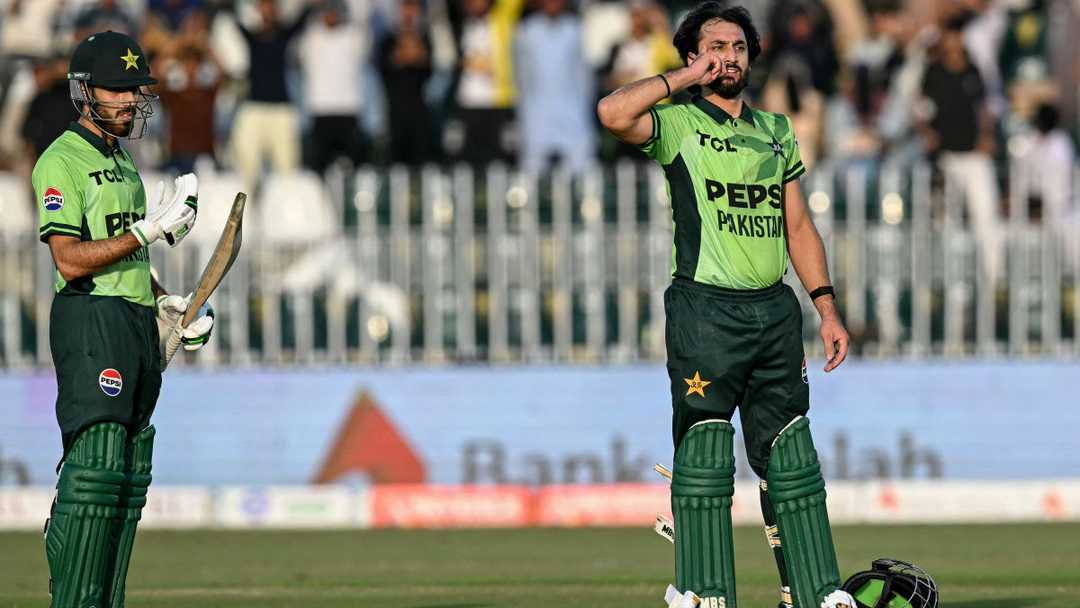 salman-agha-celebrates-his-century
