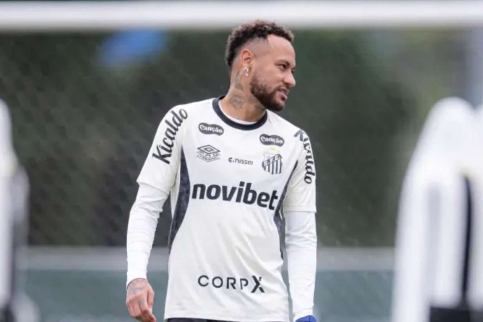 Neymar em ação durante treino do Santos (Foto: Raul Baretta/ Santos FC)