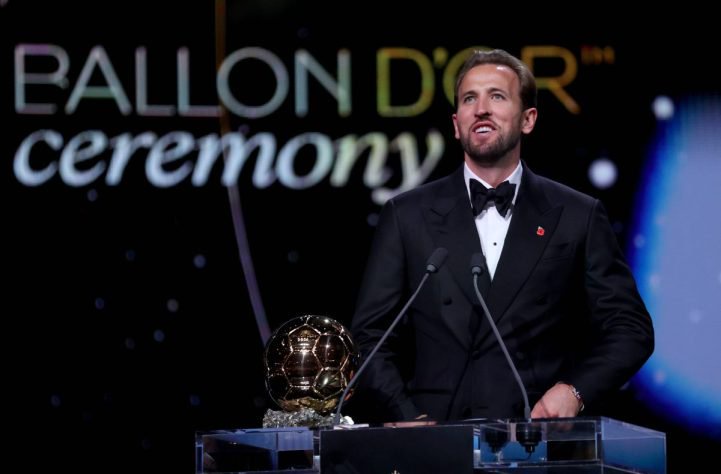 Bayerns Harry Kane hat den Ballon d'Or 2026 gewonnen. Lamine Yamals Onkel wetterte im Nachgang ordentlich gegen Kane und das Ergebnis der Wahl.