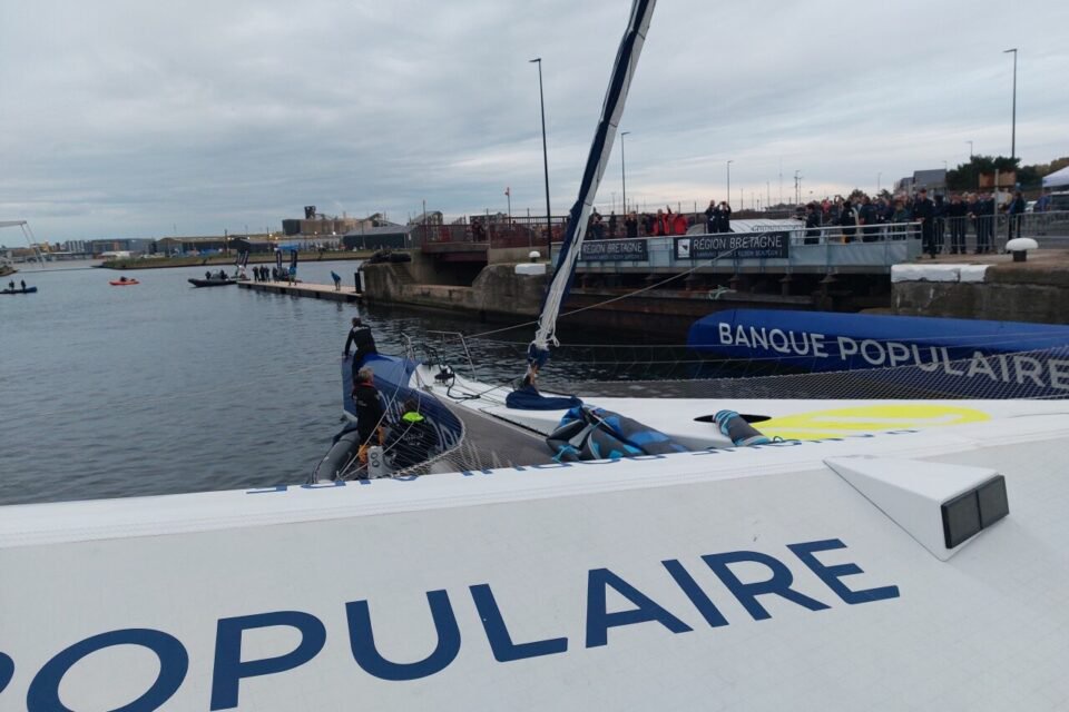 L'entrée de Banque Populaire dans l'écluse du Naye.