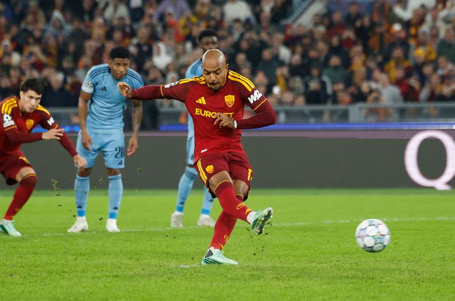 AS Roma's Donyell Malen scores their fourth goal from the penalty spot

