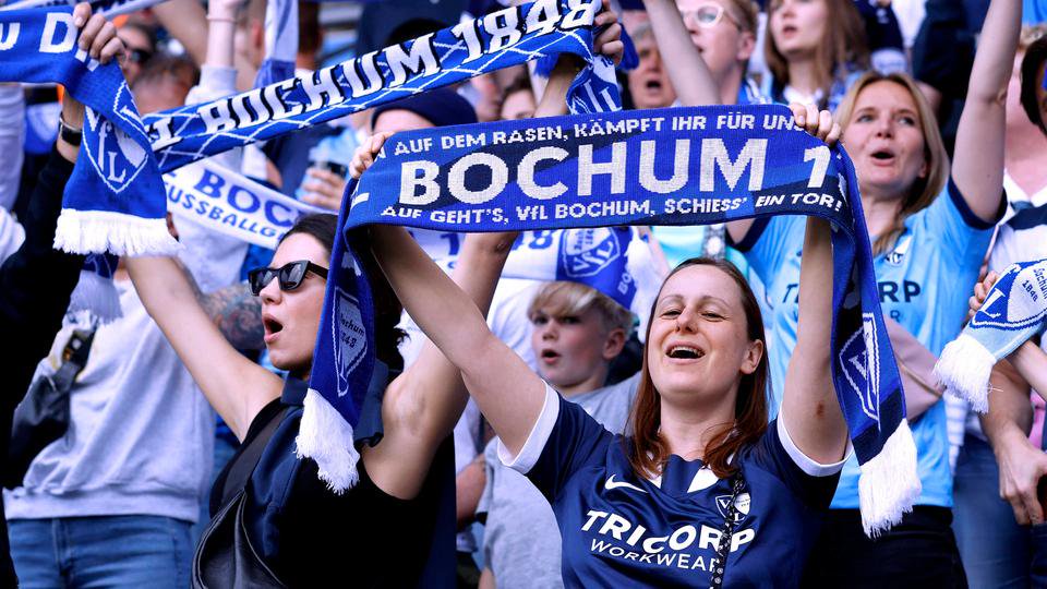 Fans halten Bochum-Schals in die Höhe