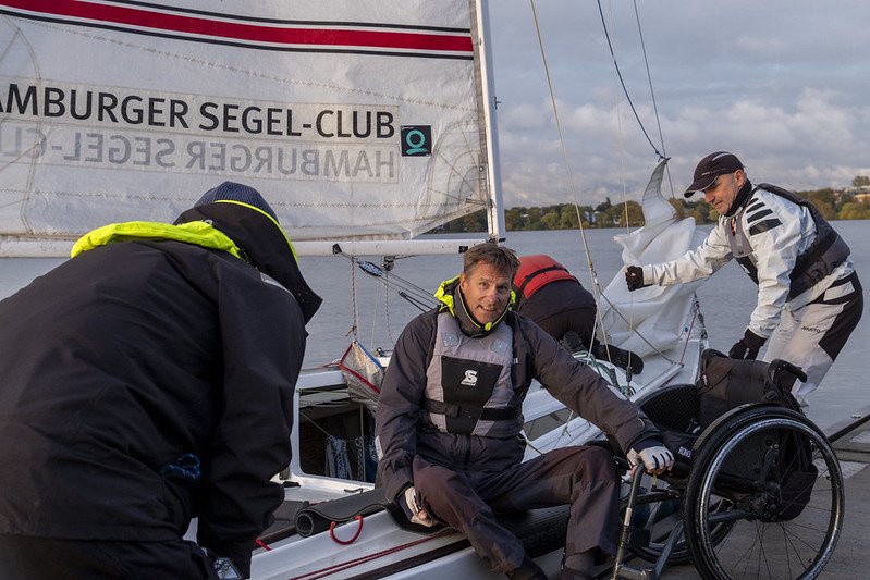 Dirk Thalheim vom Hamburger Segel-Club bei der 45. Meisterschaft der Meister auf dem Segelboot