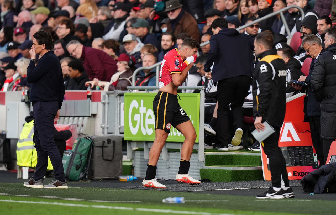 Brentford’s Vitaly Janelt walks off after being sent off 