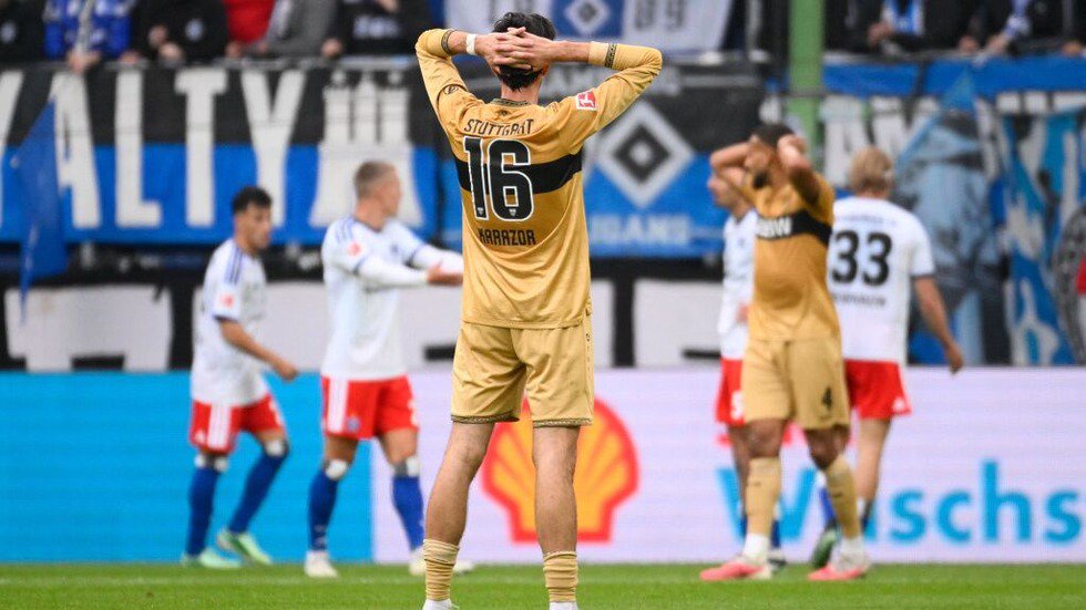 Atakan Karazor (vorne) und seinen VfB ...die Niederlage in Hamburg kaum fassen.  | Foto: Gregor Fischer (dpa)