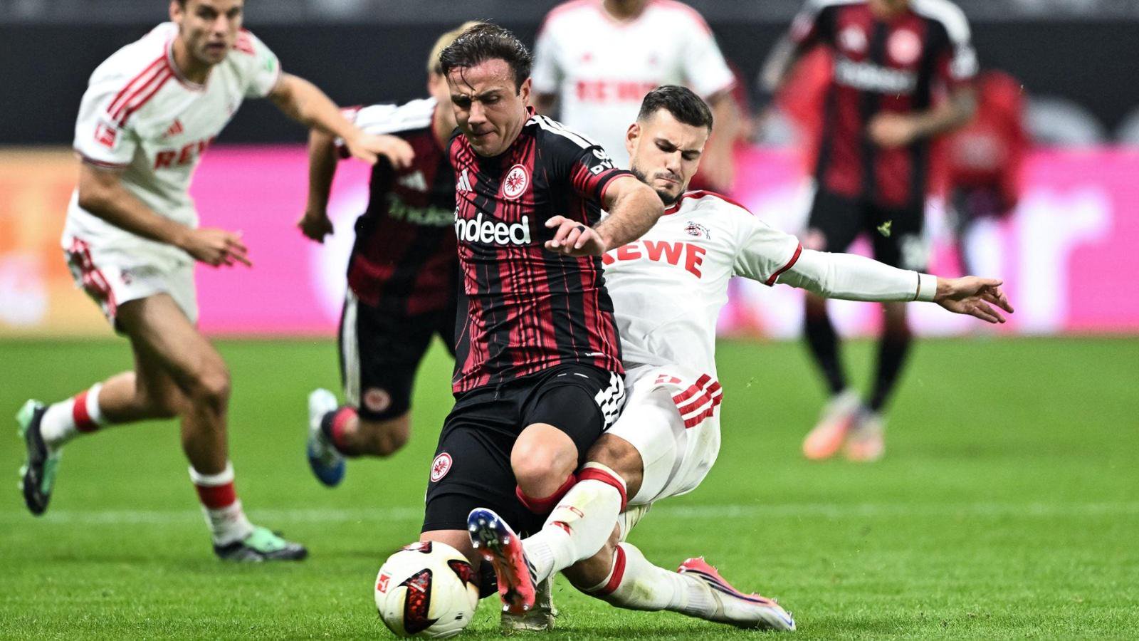 Mario Götze (l, Eintracht Frankfurt, l) und Tom Krauß (1. FC Köln) kämpfen um den Ball.