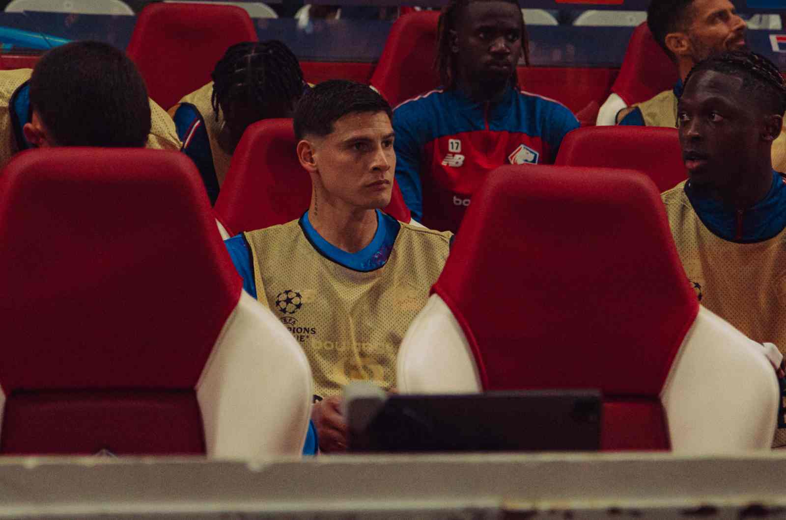 Orlando Gill sur le banc lors de la rencontre LOSC - Real Betis.