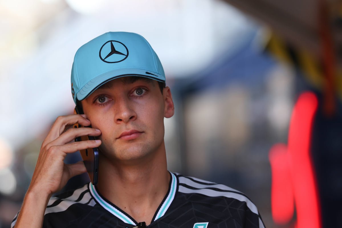 George Russell looks sad on the phone — Photo: © IMAGO