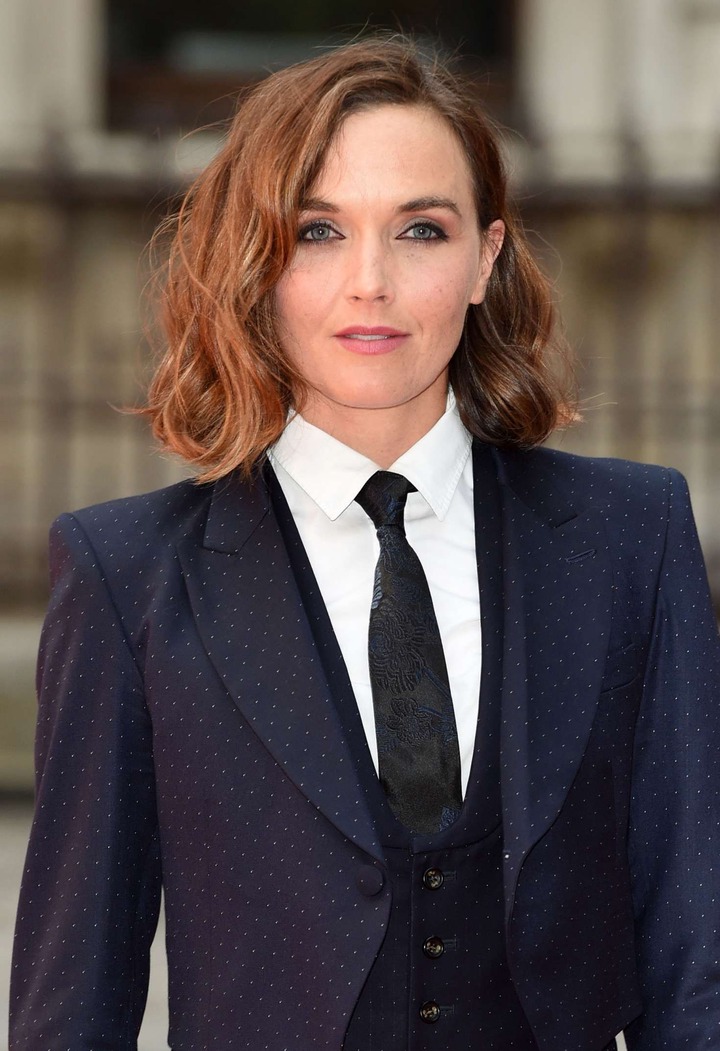 Women Wearing Ties - Women Outfit Idea With Ties | Women wearing ties, Suits for women, Women
