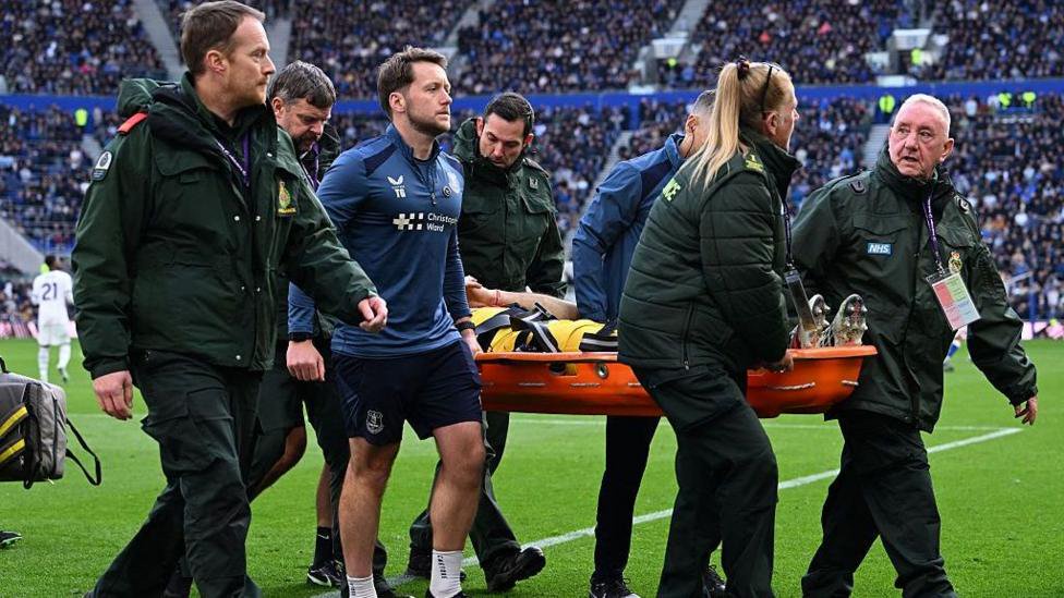 Emiliano Martinez going off on stretcher