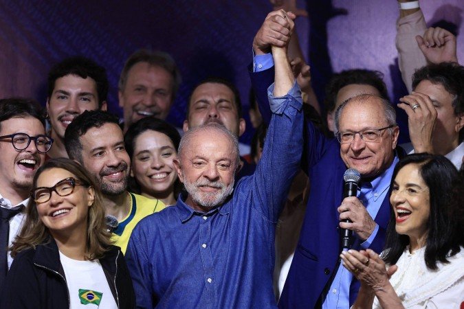 Após a confirmação da vitória, Lula discursou para apoiadores em São Paulo -  (crédito: Miguel Schincariol/AFP)