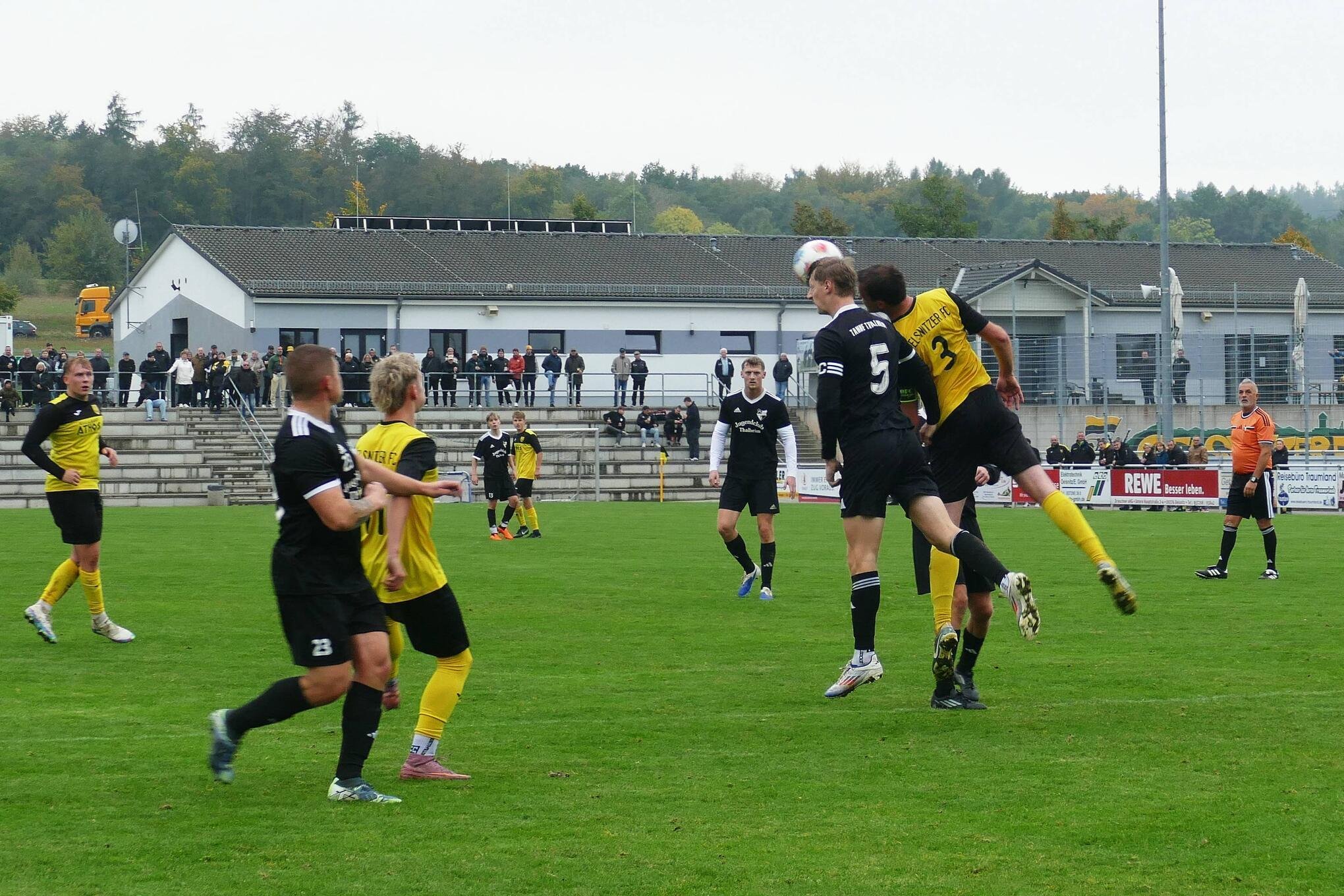 Fußball-Erzgebirgsliga: Dieser Coach saß schon beim FSV Zwickau auf der Bank - Neben dem personellen Potenzial gefällt dem Trainer auch die Sportanlage in Oelsnitz sehr gut.