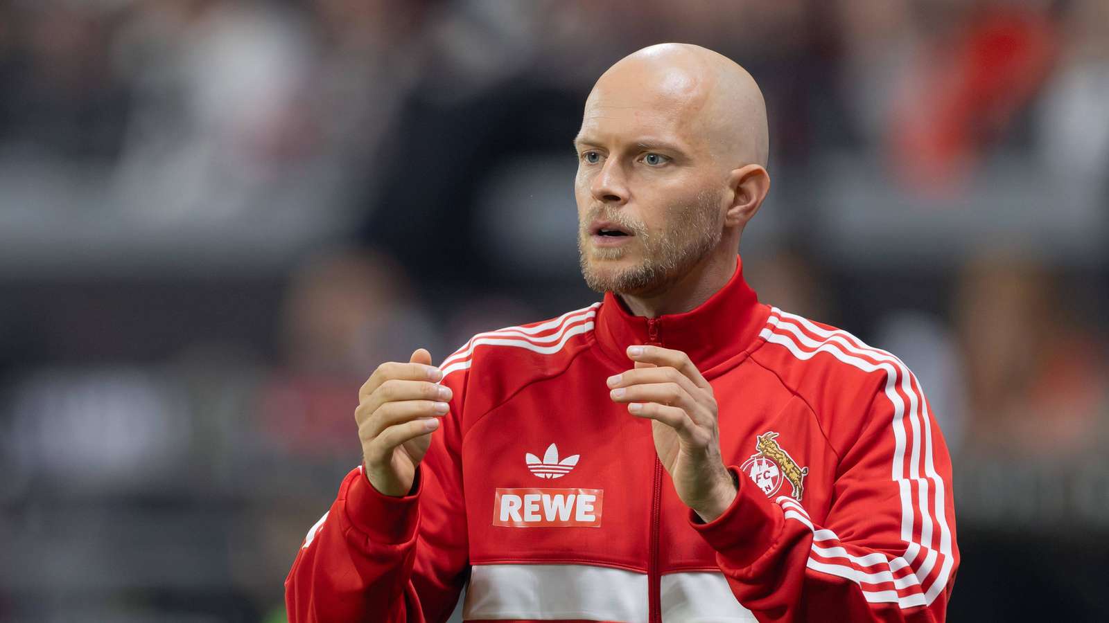 Kölns Trainer René Wagner klatscht in die Hände.
