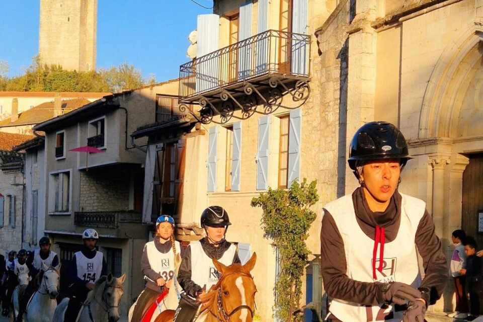 Les chevaux et les cavaliers des 2 jours de Montcuq traversent le village au départ et à l’arrivée de la course.