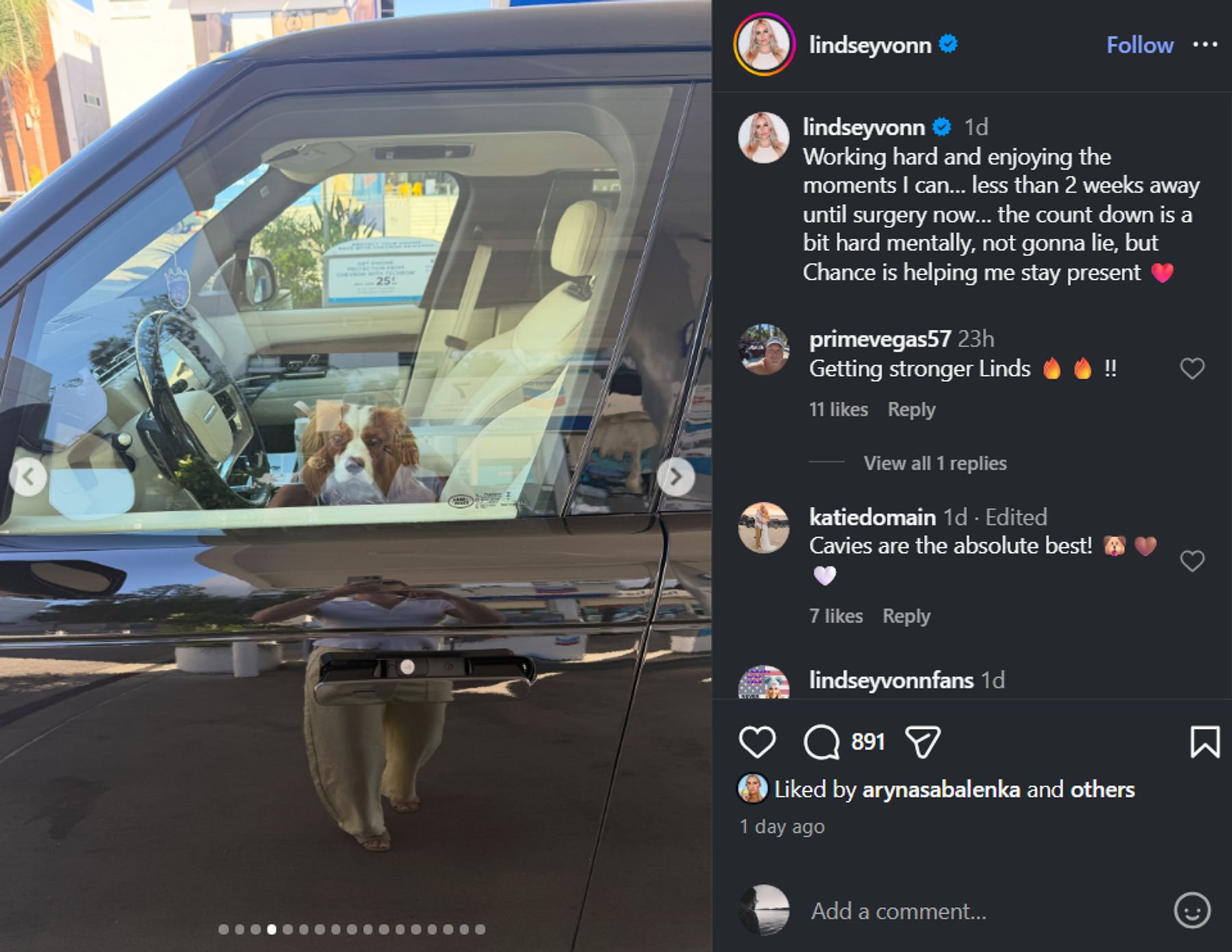 Chance ist auch im Auto dabei. Vonn fotografiert sich in der Fensterscheibe.