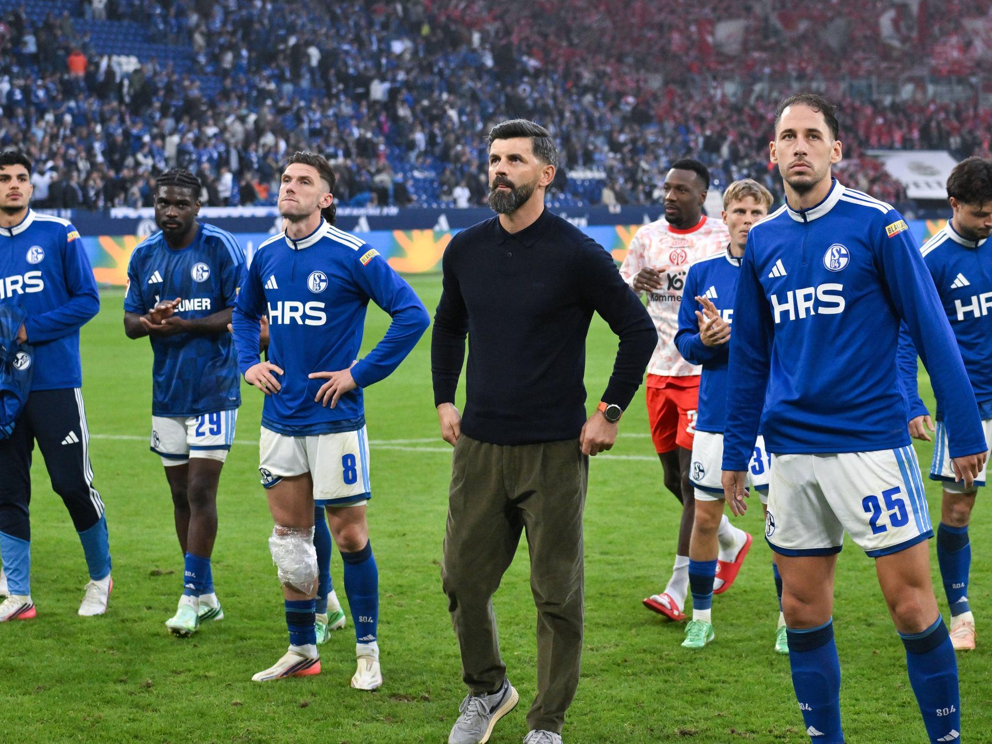 Trainer Miron Muslic und seine Mannschaft stehen vor den Schalke-Fans.