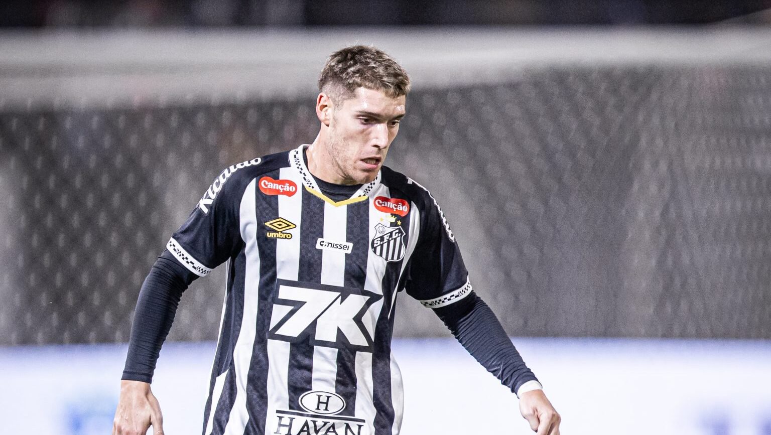 Rollheiser durante jogo - Foto: Raul Baretta/ Santos FC.