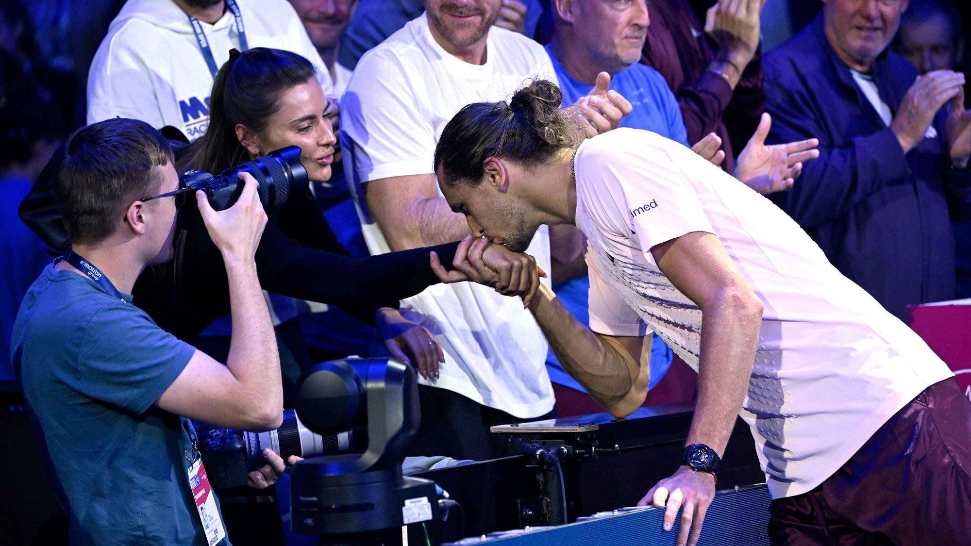Alexander Zverev (Deutschland) küsst nach seinem Sieg in der Wiener Stadthalle die Hand von Sophia Thomalla.