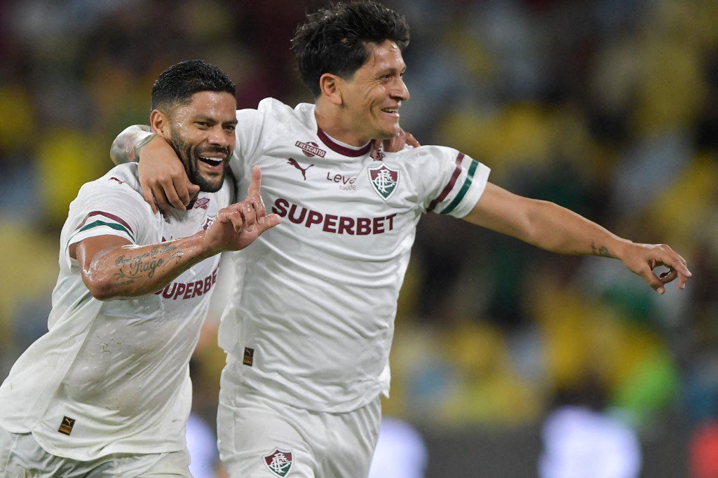 Cano, jogador do Fluminense, comemora seu gol com Hulk, jogador do seu time, durante partida contra o Bahia no estádio do Maracanã pelo amistoso contra o Bahia