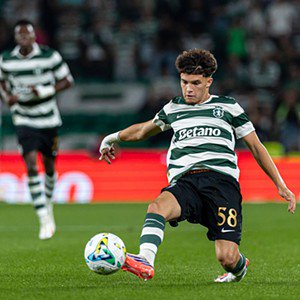 Flávio Gonçalves pode ser uma das surpresas completando o trio do meio-campo - Foto: IMAGO